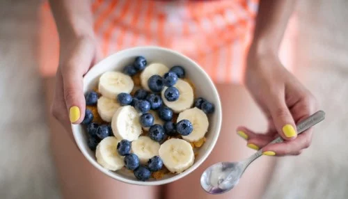 Müsli Bananen Blaubeeren gesundes Frühstück für den guten Start in den Tag entspannt stressfrei