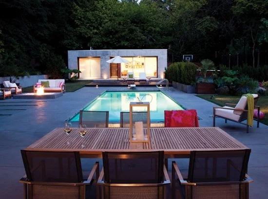 Pools im Garten abends sehr romantisch aussehen Esstisch im Freien gute Beleuchtung 