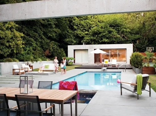 Pool im Hinterhof stilvolle Outdoor Gestaltung viel Komfort für Groß und Klein Sitzecke Sessel Essecke 