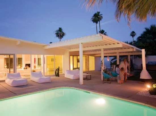 Swimmingpool Gartenpool im mdernen Stil modernes weißes gut beleuchtetes Haus 