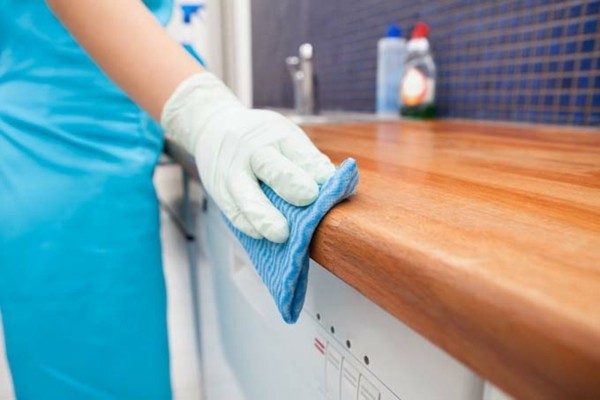 arbeitsfläche in der küche mit zitrone putzen