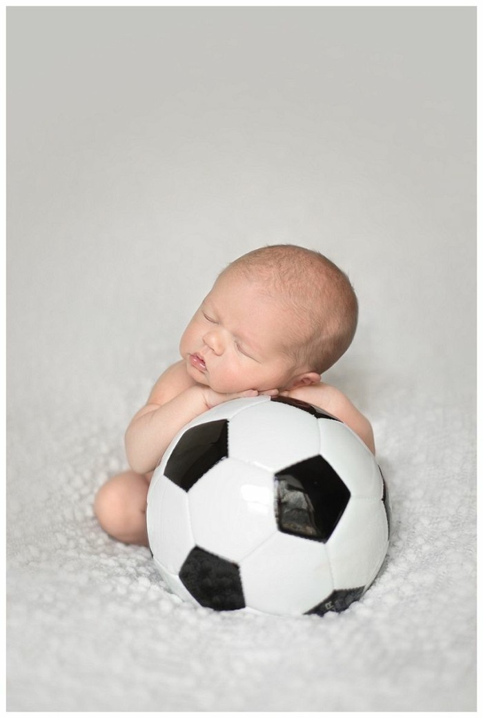 baby fotos ideen fotoshooting ideen kreativ lustige babybilder fussball