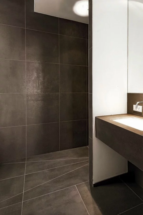 braunes Badezimmer mit Akzentwand in Weiß und Duschabteilung