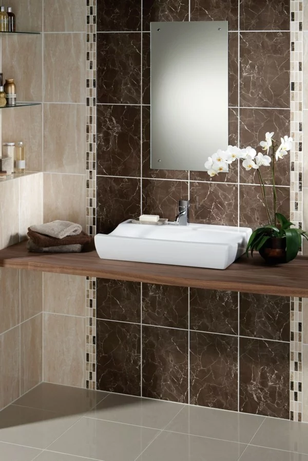 Badezimmer gestalten mit einer verspielten Wandgestaltung und grauen Bodenfliesen