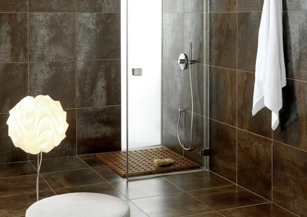 braunes Badezimmer mit Duschkabine und moderner Lampe