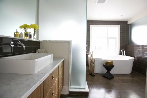 großes Badezimmer gestalten mit einem Holzschrank, hellbraunen Bodenfliesen und weißen Wänden