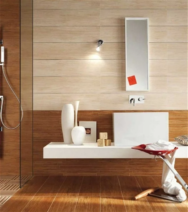 braunes Badezimmer mit Wand- und Bodenfliesen und weißen und beigen Akzenten