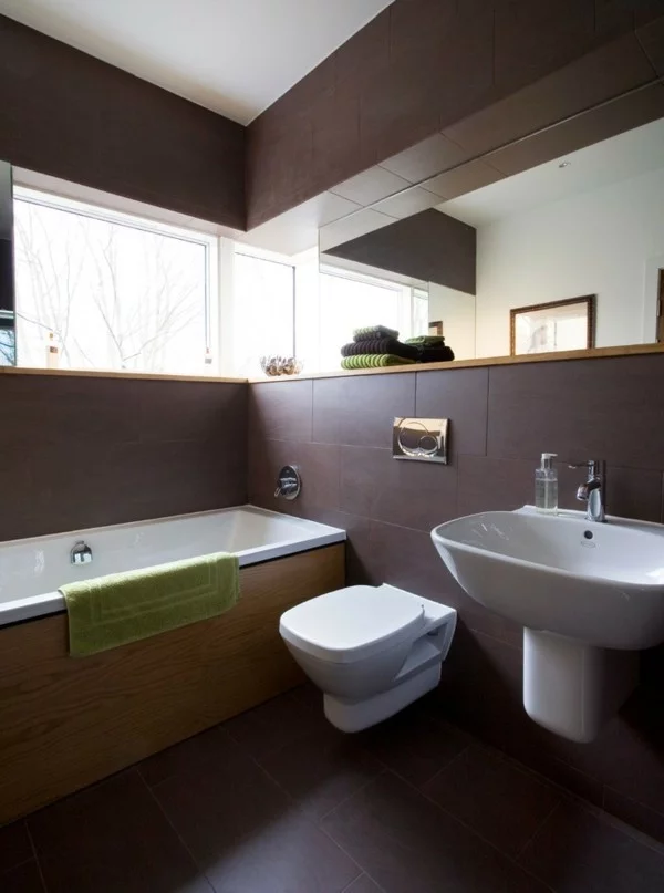braunes Badezimmer mit Boden- und Wandgestaltung in Braun und weißen Möbelstücken