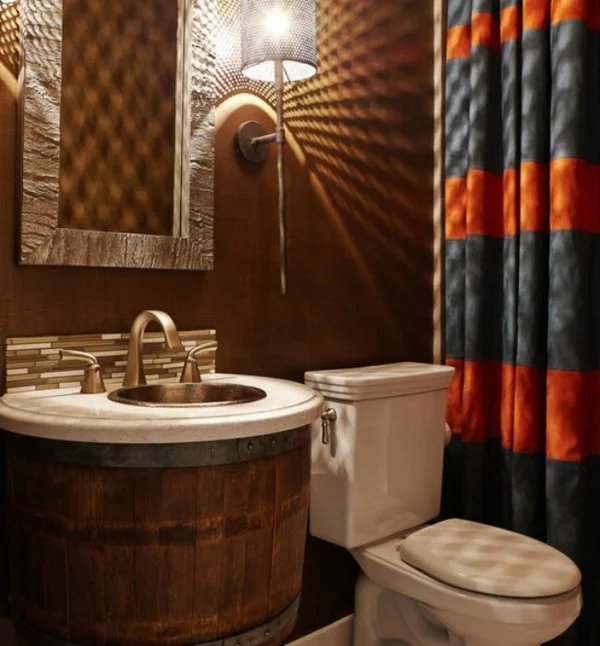 braunes Badezimmer mit dunklen Wänden, einem rustikalen Waschbecken und gestreiften Vorhängen