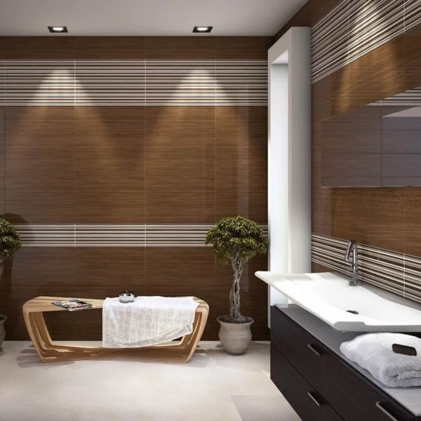 modernes Badezimmer mit einem schönen Wanddesign in Braun und Beige und einem hellen Boden