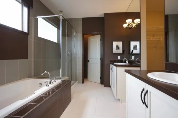 Badezimmer gestalten mit braunen Wänden und weißem Boden