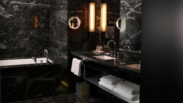 badezimmer schwarz luxuriöses baddesign spiegeloberflächen