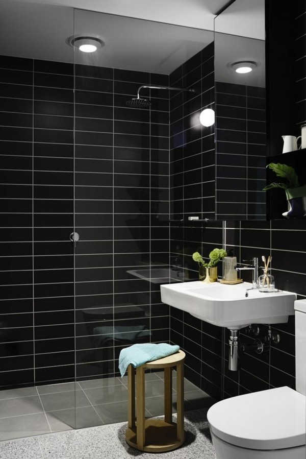 badezimmer schwarz schwarze wandfliesen glänzende oberfläche weiße badmöbel