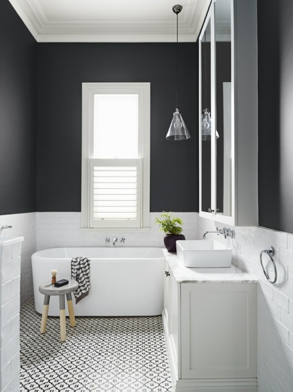 badezimmer schwarz schwarze wände schwarz weißer boden weiße möbel
