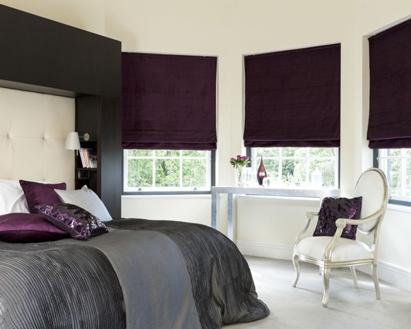 fensterverdunkelung schlafzimmer raffrollo elegante farbe luxuriöse bettwäsche