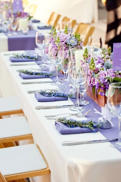 hochzeit feiern tisch dekorieren frische blumen lila servietten
