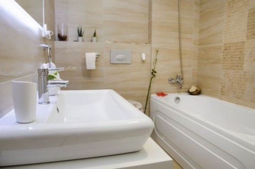 Inneneinrichtung einer trendingen kleinen Wohnung mit exotischen Details