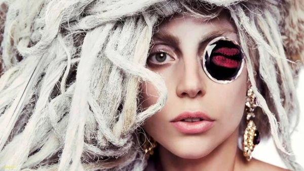 Lady Gaga mit verrückter Frisur 