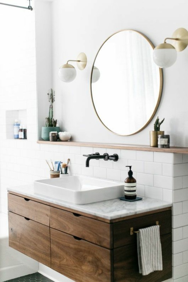 runder badspiegel design weiße badezimmerfliesen moderner waschbeckenunterschrank