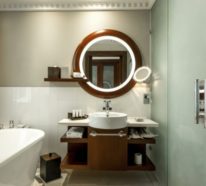 Runder Badspiegel erhellt und schmückt das Badezimmer gleichzeitig