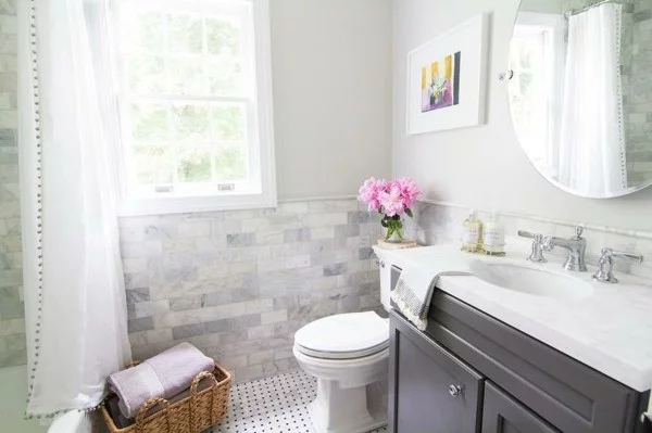 runder badspiegel funktionales badezimmer gestalten helles baddesign