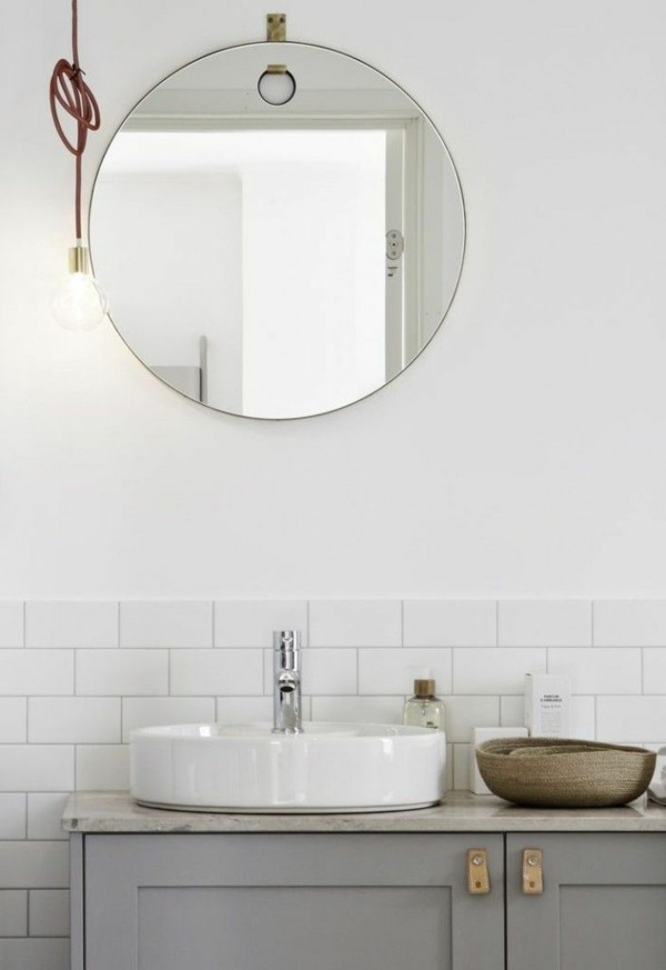 runder badspiegel minimalistisches baddesign weiße metro fliesen