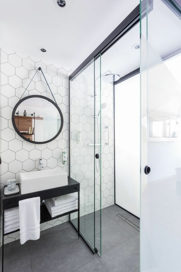 runder badspiegel modernes bad weiße badezimmerfliesen schöne form grauer boden