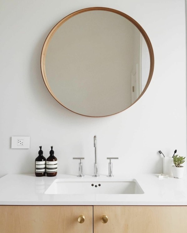 runder badspiegel modernes bad weiße wände helles holz