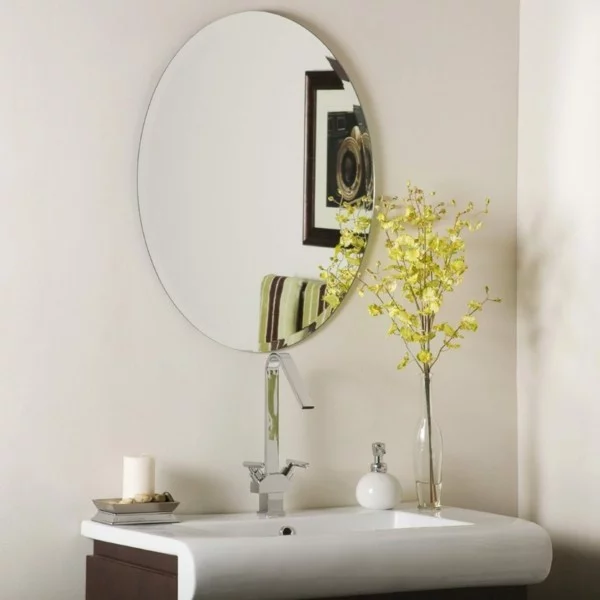 runder badspiegel schlichtes design weiße wände moderne badmöbel