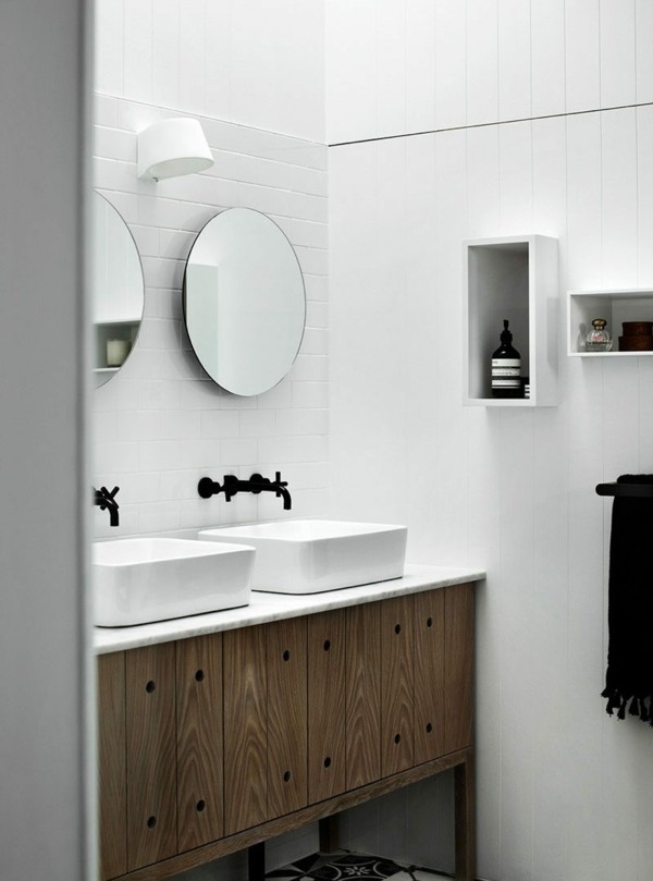 runder badspiegel stilvolles waschbeckenunterschrank weiße wände