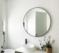 Runder Badspiegel erhellt und schmückt das Badezimmer gleichzeitig