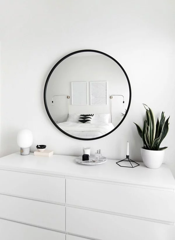 runder badspiegel weißes badezimmer einrichten pflanze
