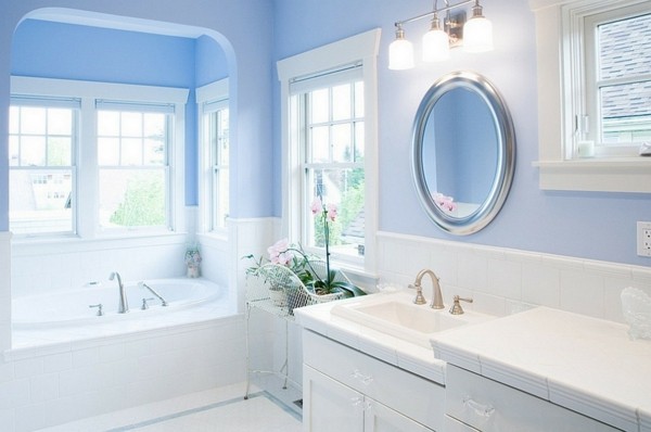 runder badspiegel weißes badezimmer hellblaue wände