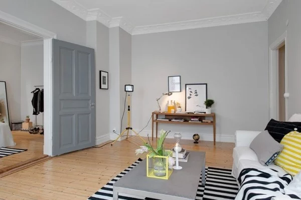 wandfarbe hellgrau wohnzimmer skandinavisch einrichten streifenteppich