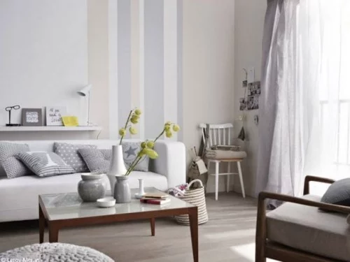 wohnzimmer einrichten ideen schönes wanddesign streifen graue dekokissen
