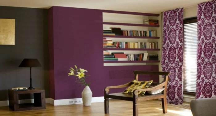 wohnzimmer einrichtungsideen farbe flieder auf schwarz modern