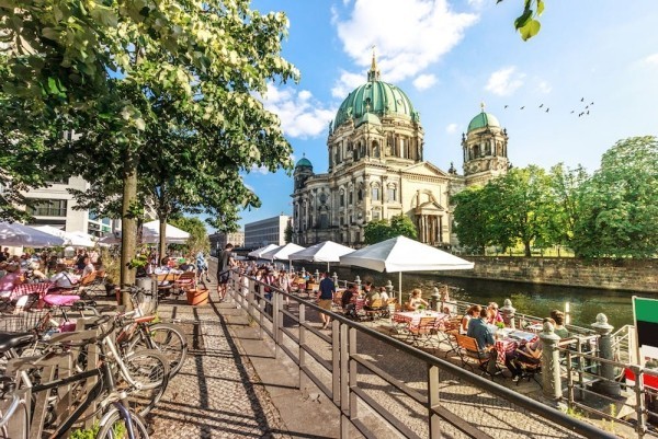 Berlin Cafe an der Spree viele Menschen Bootsfahrt Singlereisen