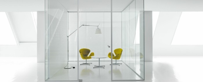 Bürotrennwand aus Glas grossraumbuero glaswand bringt mobiliar in vordergrund