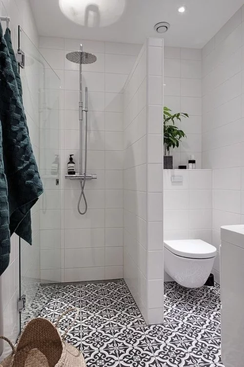 Ebenerdige Dusche schicke WC getrennt gemusterte Bodenfliesen kleines Badezimmer Stil Eleganz