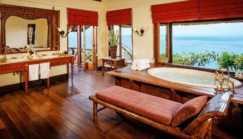 Erholsamer Luxusurlaub Bali Indonesien viel Wohnkomfort im Badezimmer herrlicher Blick draußen