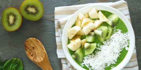 Grüne Smoothies Becher Spinat Kiwi Banane Kokosnussraspeln