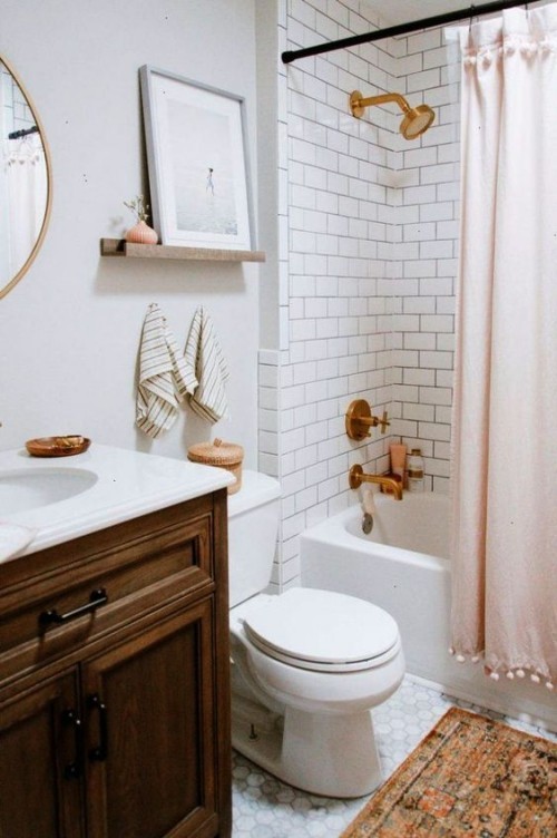 Kleines Badezimmer Retro Stil weiße Metro Fliesen weiße Wände in Kombination Holz Messing