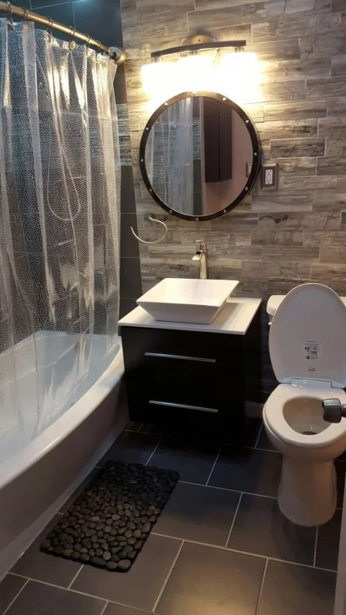 Kleines Badezimmer clever ausgedachte Beleuchtung Badgestaltung in Braun sehr schick