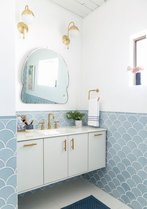 Kleines Badezimmer weiß als Grundfarbe hellblaue Fliesen im Schuppenmuster