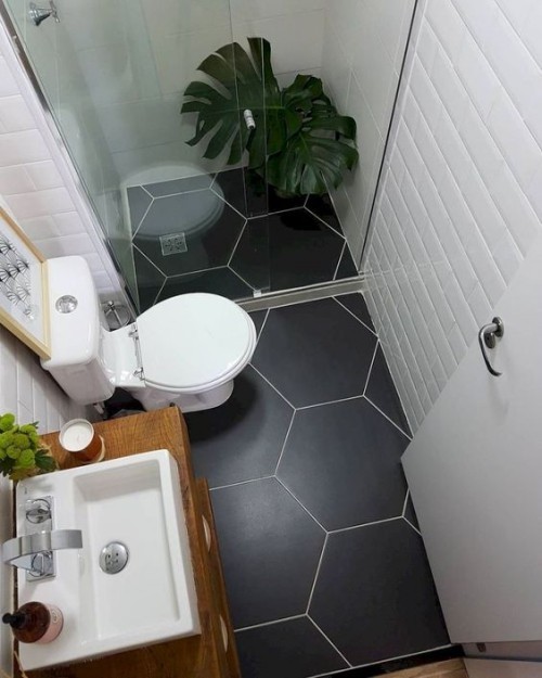Kleines Badezimmer weiß schwarz im Kontrast groß dimensionierte Bodenfliesen