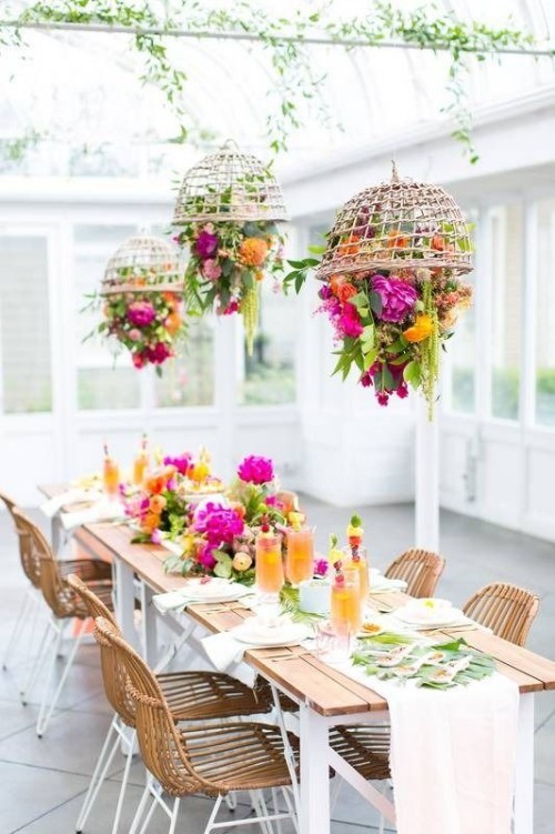 Kreativ sein Sommerparty veranstalten schöne Blumendeko arrangieren