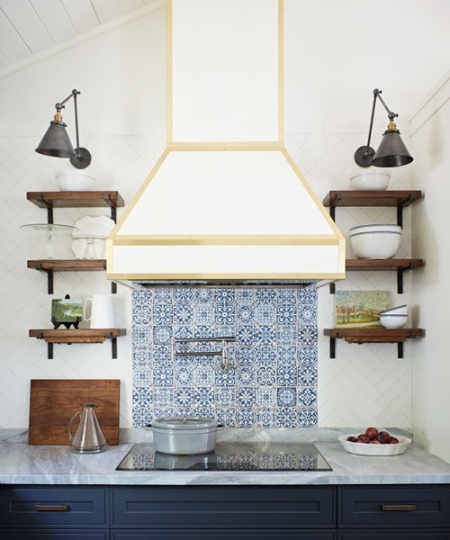 Küche blau-weiß Fliesen im Farbduo fein gemustert Küchenrückwand