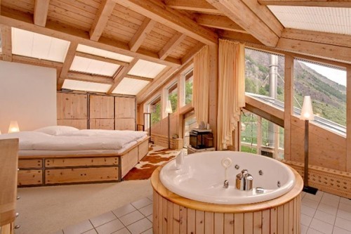 Luxusurlaub luxuriöses Badezimmer sanfte Holznuance  viel Wärme