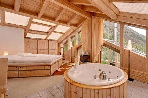 Luxusurlaub luxuriöses Badezimmer sanfte Holznuance  viel Wärme