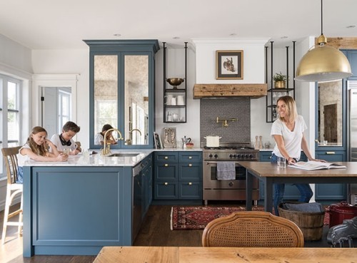 Offene Wohnküche blau-weiß eine lockere Atmosphäre sehr ansprechende Raumgestaltung